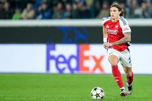 阿森纳英超对阵曼联近4粒进球中3球来自角球，由三名不同后卫打进