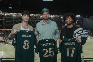 获赠球衣!斯普利特&阿夫迪亚&夏普观看同城美职联伐木工队季后赛